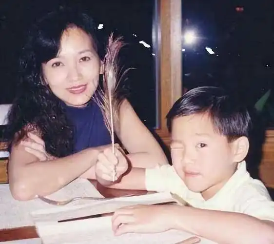 回顾赵雅芝的3个麒麟子:小儿子继承衣钵,长子次子个个让她骄傲