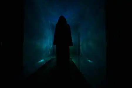 恐怖的疯狂概念或暗走廊与橱柜门和灯光与幽灵恐怖的人站在不同的姿势