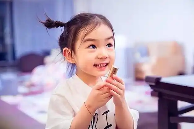 李承铉带女儿看戚薇演唱会小lucky都八岁了真的有在好好长大