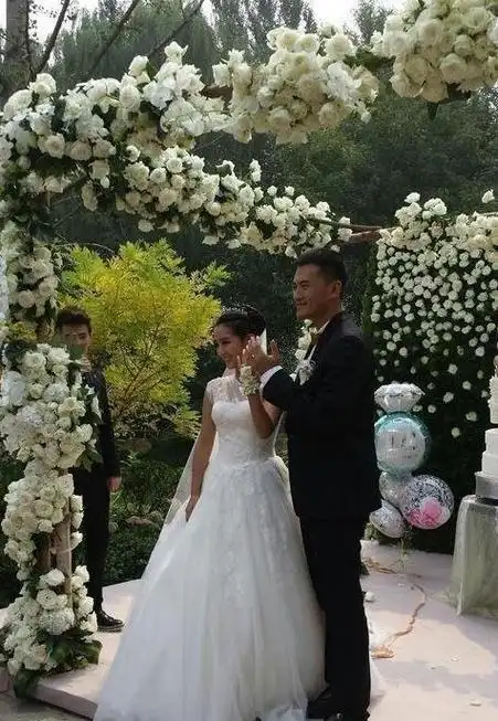 分开13年后再看释小龙何洁现状一个身家过亿一个捉襟见肘