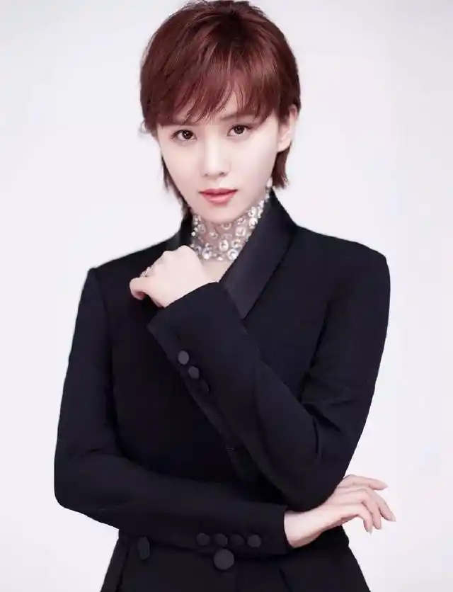 刘诗诗的短发再一次美到新高度,让你直接认不出来,像霸道女总裁|刘诗