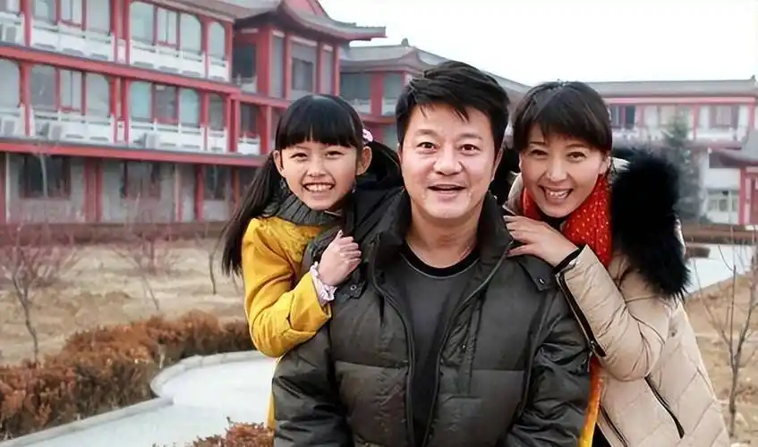 闫学晶的现任丈夫叫做马东明,两人的官方资料并没有进行公开,但是闫