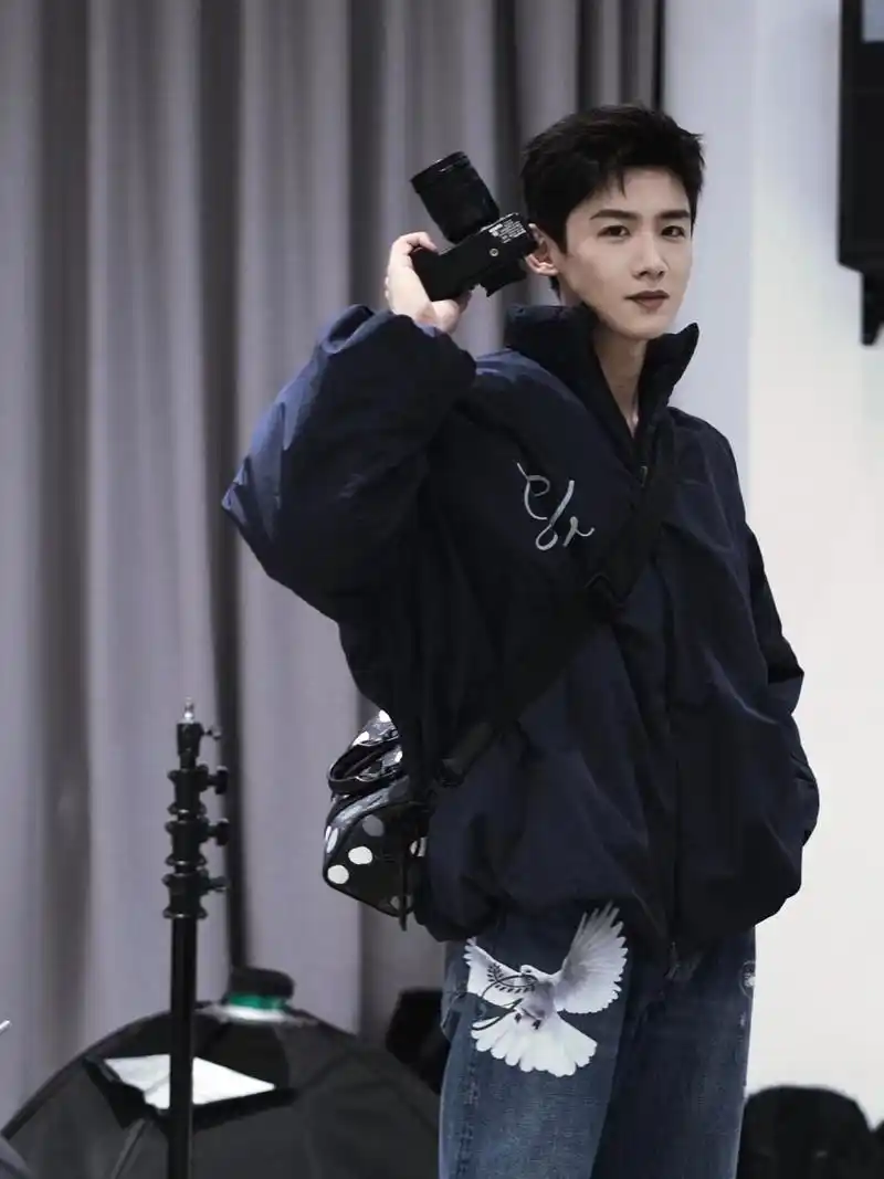 让我们齐声高呼:"白敬亭好帅!"把这份赞美打在公屏上!