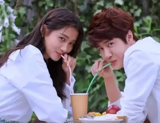 王一博跟关晓彤甜蜜旧照被扒,鹿晗的"油条"突然没那么香了_情侣_眼神