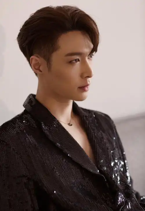 简介:张艺兴亮片西服套装帅气写真,分享一组张艺兴图片给大家,图中的