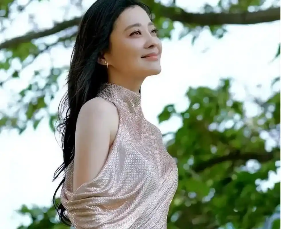 48岁梅婷晒法国旅游照,面部松弛,胳膊粗壮却仍然展现少女的活力