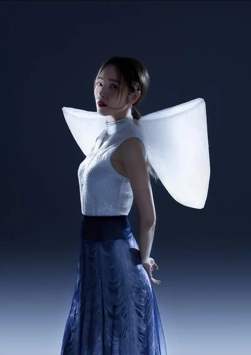 侯佩岑登纽约时代广场大屏被赞仙女下凡