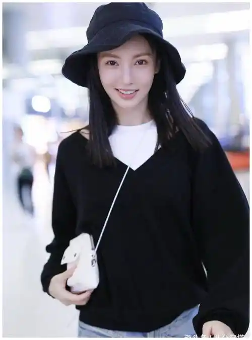 原创29岁金晨到底有多美黑白拼接上衣清爽利落搭配渔夫帽俏皮可爱
