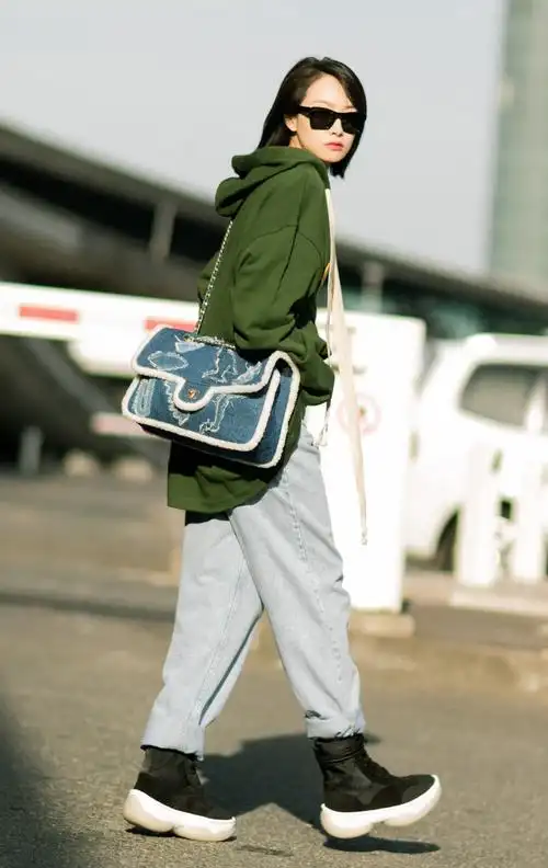 宋茜机场美照,一身休闲风穿搭优雅帅气