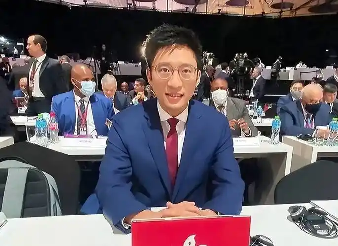 霍启山热爱足球获得哥哥霍启刚的支持兄弟一起发展文体事业