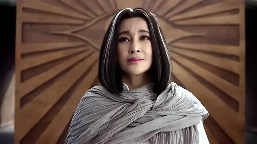 70岁刘晓庆再装嫩被骂惨!她还嘴硬:没整容就是年轻