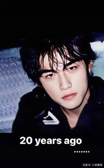 22日深夜,周杰伦社交平台上传了一张20年前旧照,照片中的杰伦清秀