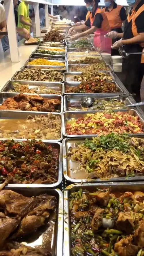 工厂食堂饭菜还可口吗?