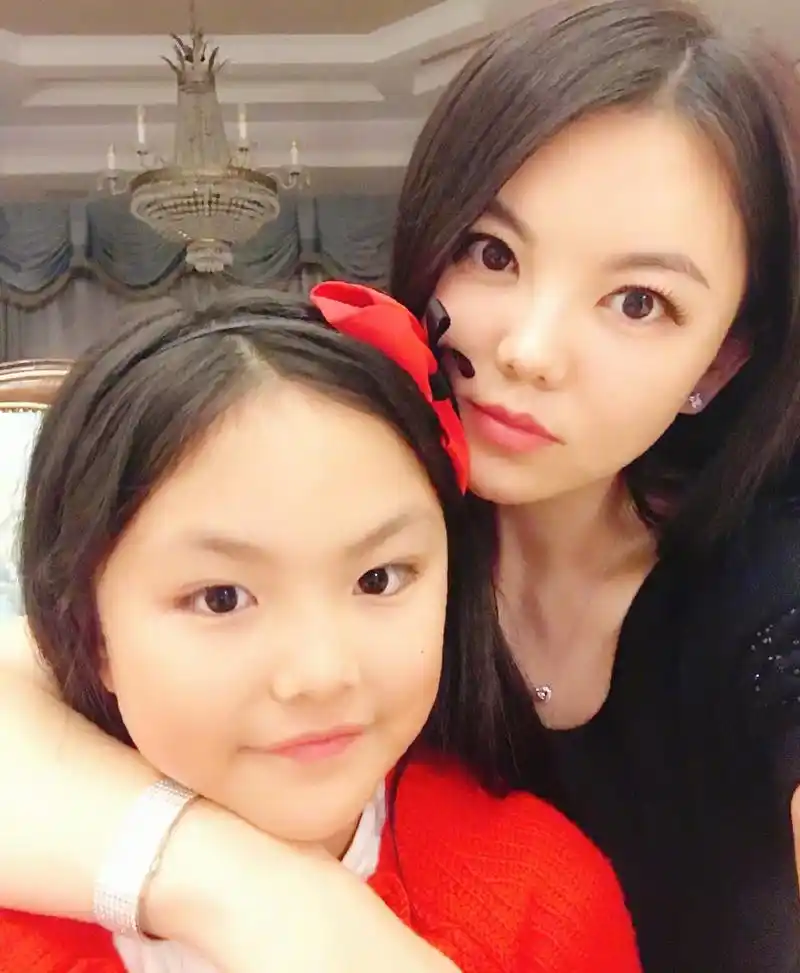 14岁王诗龄晒英国留学日常,穿抹胸礼服像杨颖,衣服价格引人猜想