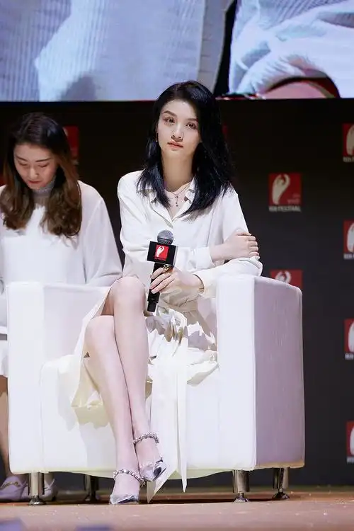 演员春夏受邀出席金投赏衬衫裙亮相尽显简约大方