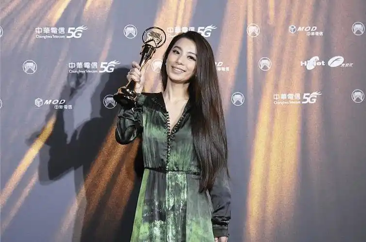 金曲奖最佳女歌手田馥甄实至名归穿绿裙美若天仙看着真养眼