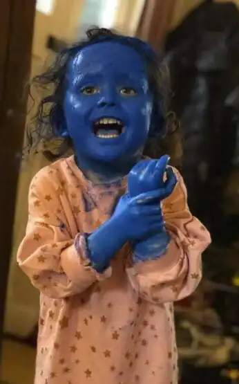 三岁女孩化身"淘气鬼"超爱折腾,安静5分钟之后变身"蓝精灵"笑哭爸妈|