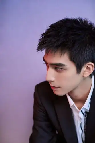 1 / 9 @宋威龙99 寸头的全新造型,简洁干练,颇具精英型男气质,更显