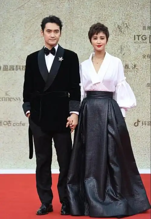 袁弘夫妇看着很甜,走红毯穿黑白色服装像情侣装,手牵手真有爱
