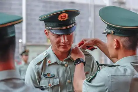 图为官兵为退役士兵卸衔.于智上 摄