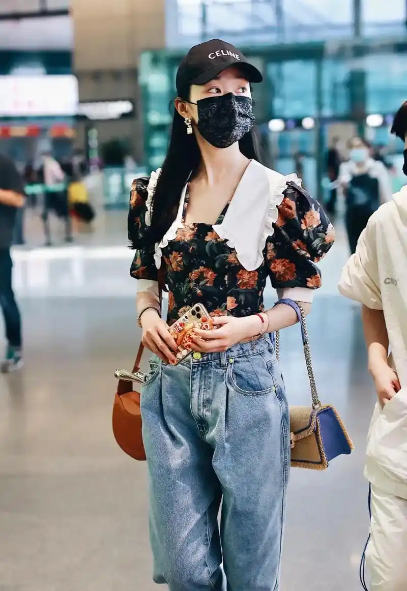 2021年的宋轶太美了穿娃娃领上衣搭配牛仔裤显得甜美俏皮