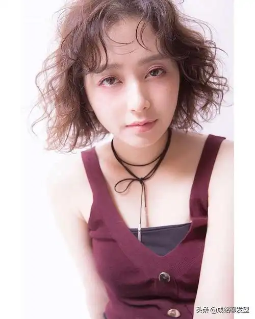 67▲ 如果发量偏少,可以选择这样的齐脸长度的波波头.