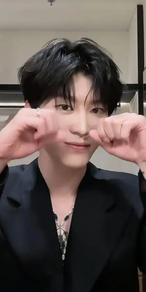 范丞丞甜妹手势舞##范丞丞黑色西装手势舞视频