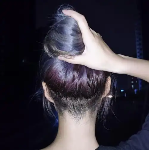 你们觉得女生把脑袋后面的头发剃了怎么样?