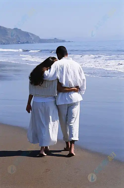 海滩上行走情侣背影高清图片下载