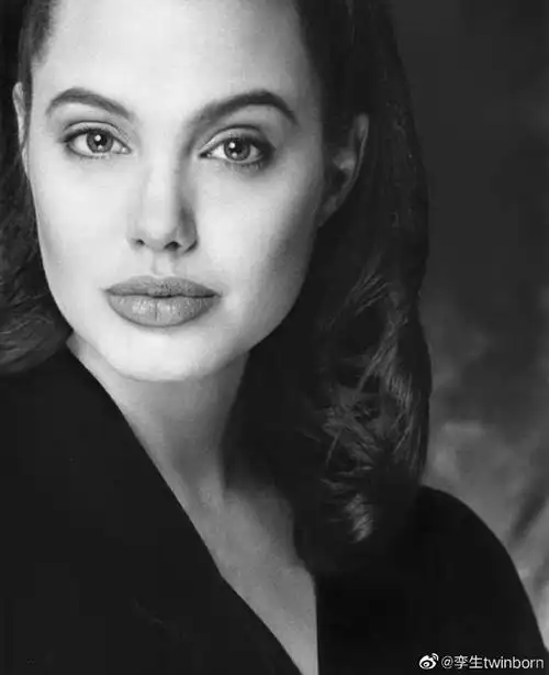 "我十四岁的时候尝试过做模特,但是失败了.