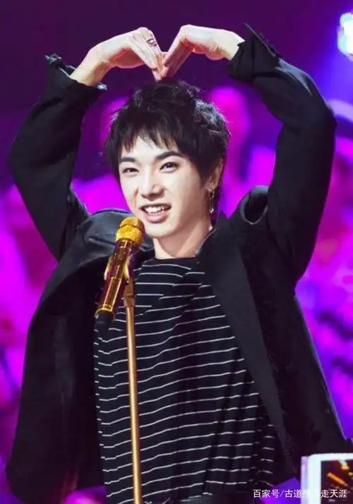 华晨宇的"花式比心",八种比心动作"火星人"能全部模仿吗?