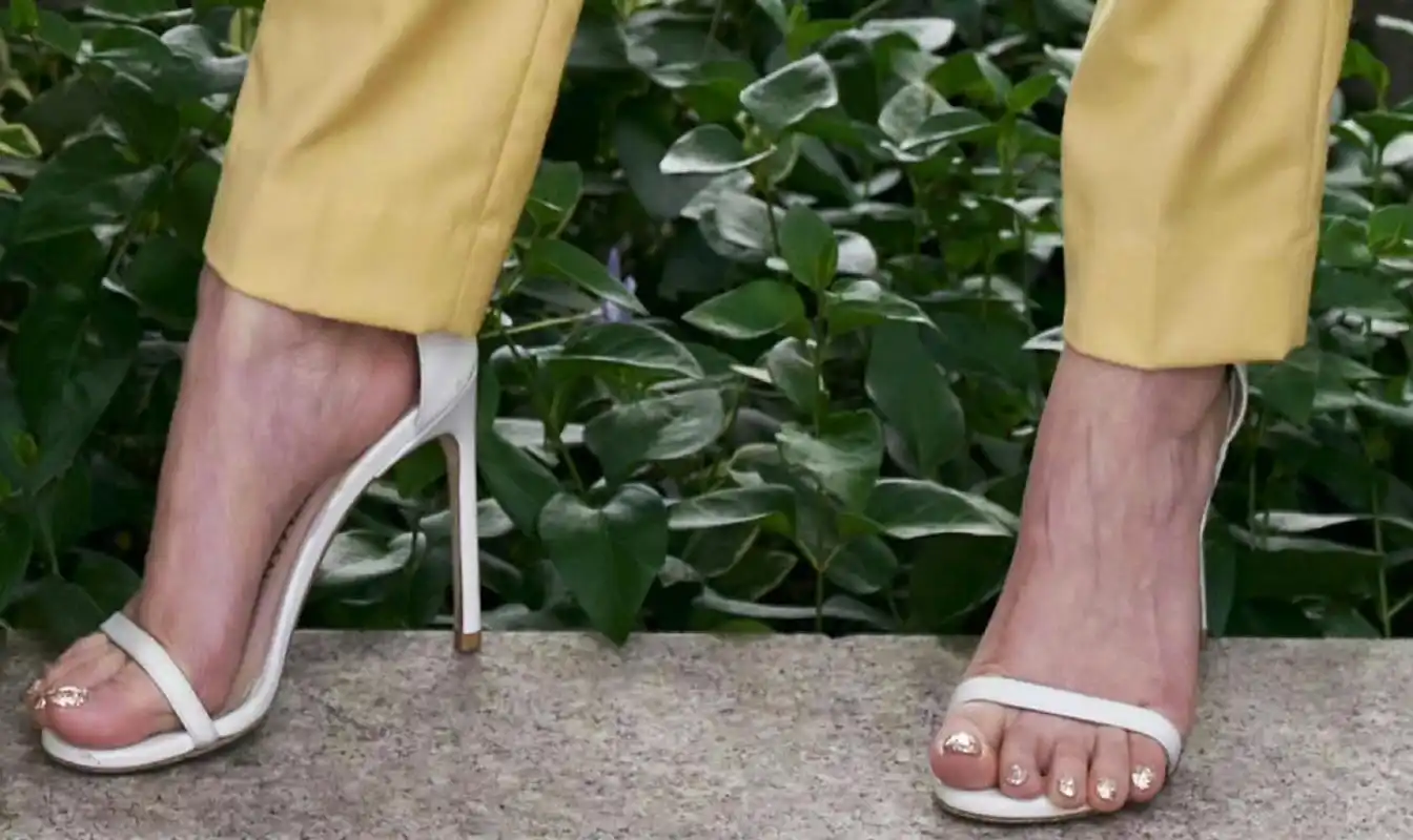 黄圣依 一字带高跟凉鞋美jio[爱你] #黄圣依