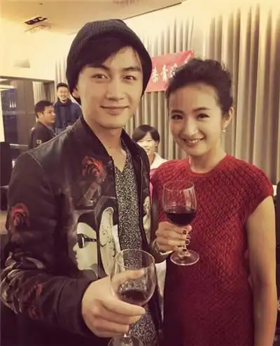 林依晨陈晓杀青宴合影 人妻红裙更有韵味陈晓,林依晨