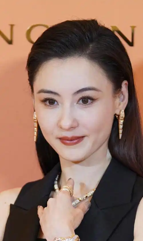 看过了张柏芝四十岁的状态,就觉得变老也没有那么可怕了,每个年龄段都