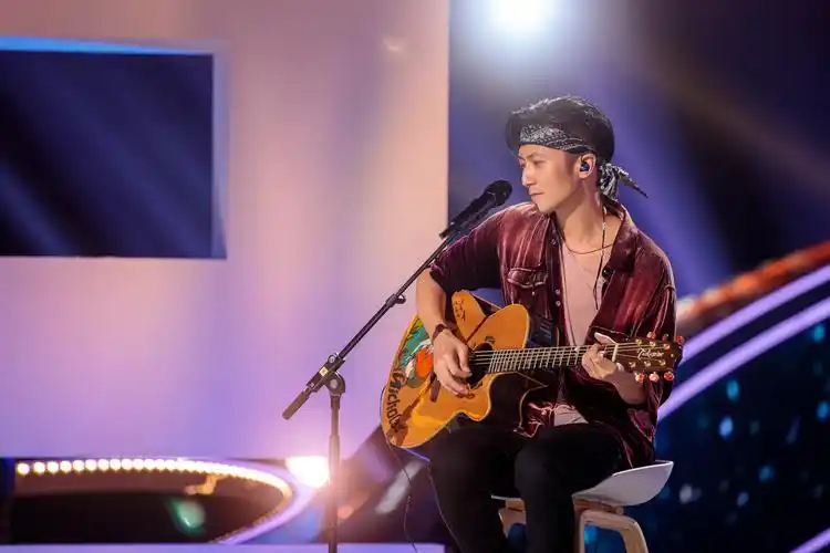 《中国好声音》导师抢人大战上演,谢霆锋获封"四资"导师