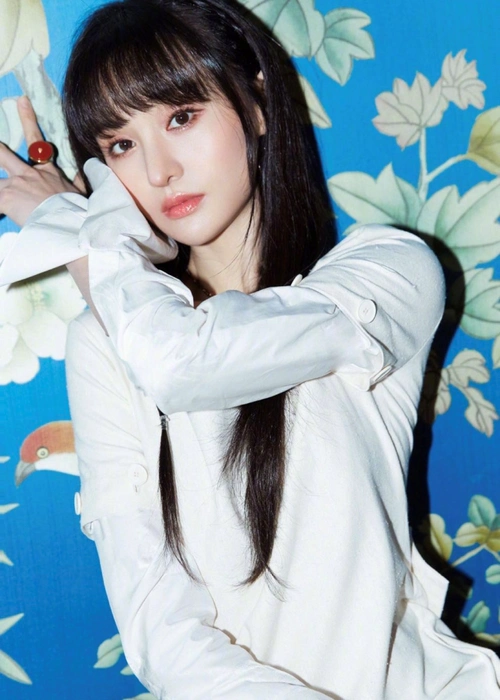 郑爽真是甜美小仙女锁骨发搭配白色连衣裙清爽时髦美腻了