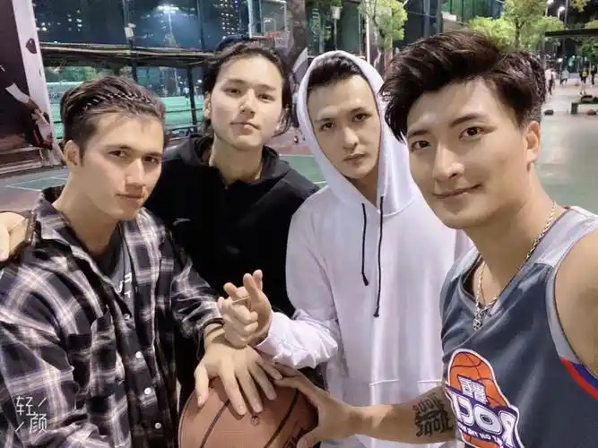 男孩子的快乐一群男模帅哥陪你打篮球
