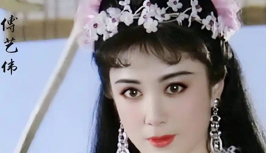 原创最美妲己傅艺伟巅峰时退圈36岁败光家财对儿子愧疚一生