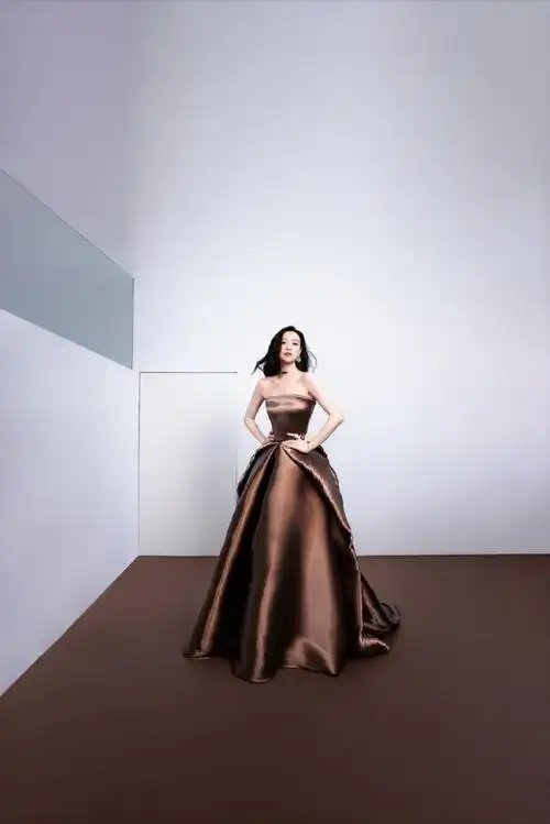 倪妮缎面金裙##倪妮工作室放饭了#我的老天奶!