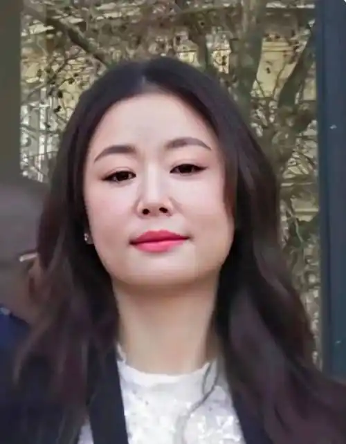 原创48岁林心如近照穿西装有点认不出看到生图我直呼岁月饶过谁啊