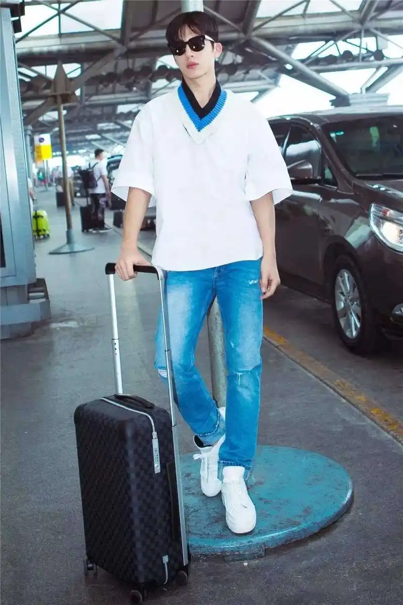 杨洋国庆出游被偶遇,生图侧颜也帅气,一件外套看出时尚品味