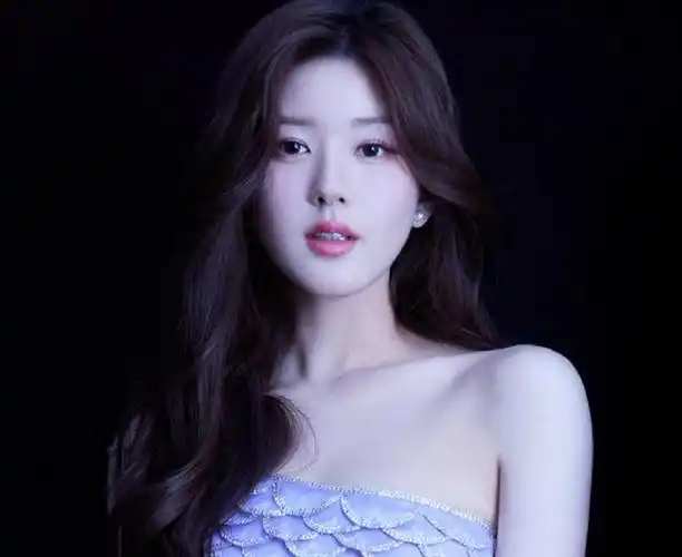 赵露思最新时尚大片,从肉鼻变小翘鼻,被网友质疑医美了|赵露思_新浪