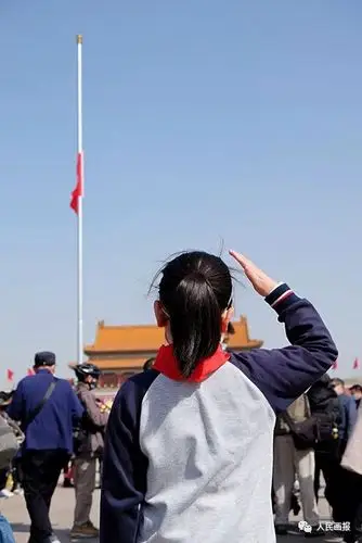 天安门广场,一名少先队员敬队礼.