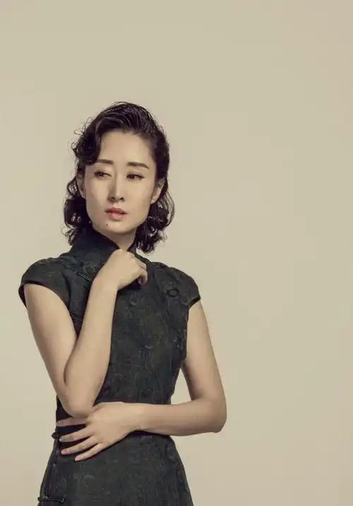 刘敏涛拥有"东方女性"之美,复古扎发配旗袍装,意外穿出高级感