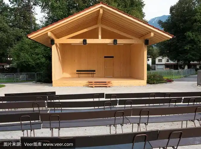 带屋顶和空板凳的木制舞台
