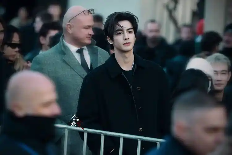 宋威龙街拍温润优雅身姿挺拔宛如偶像剧拍摄现场