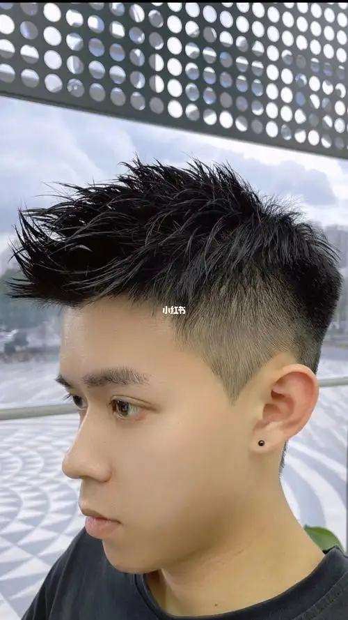 男士前刺发型