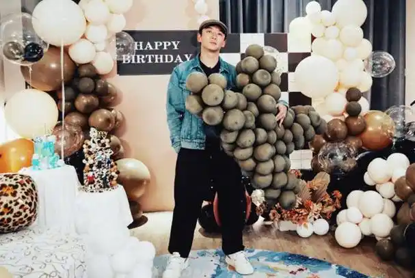 郑恺晒照庆祝37岁生日,和工作人员度过,老婆苗苗未出席也没祝福