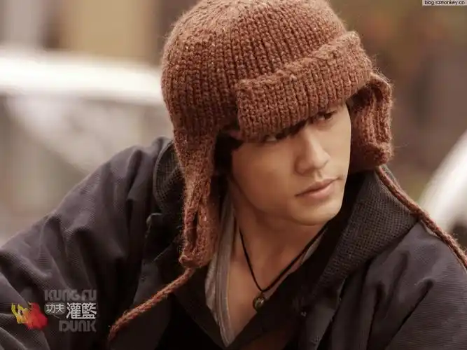 求周杰伦大灌篮中戴兜帽的一张图