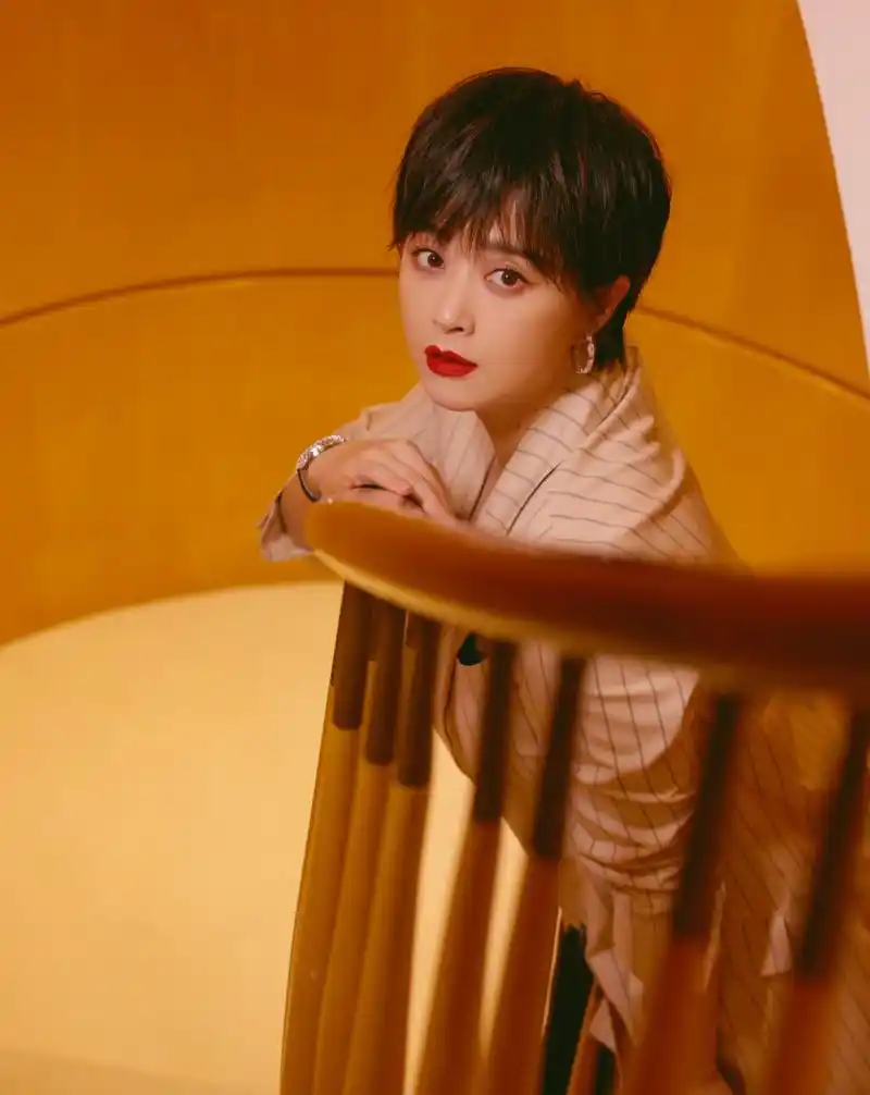 原创蒋欣减肥成功后还换了新发型短发配醉酒妆36岁美得太惊艳